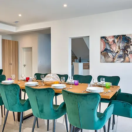 Villa Esarjo With Heated Pool And Sea View