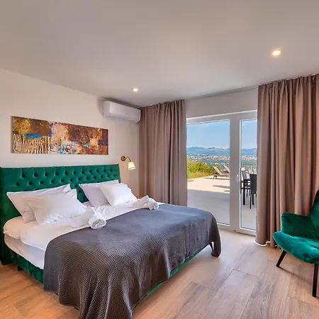 Esarjo With Heated Pool And Sea View Vila Veprinac