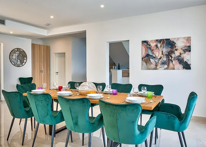 Villa Esarjo With Heated Pool And Sea View