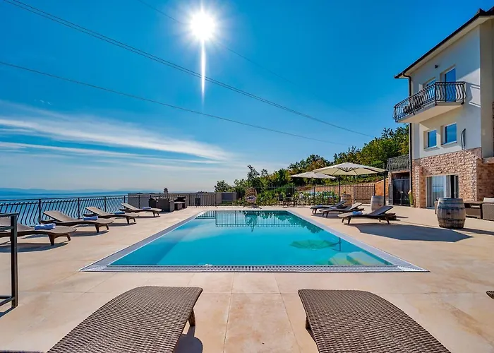 Villa Esarjo With Heated Pool And Sea View